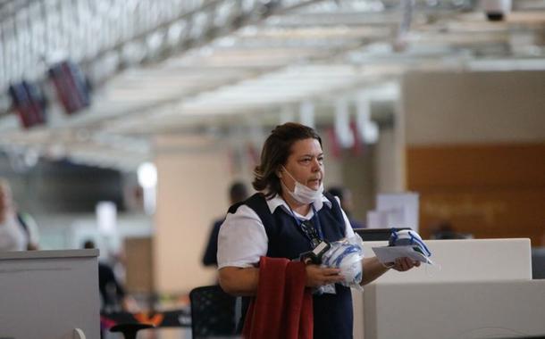 Passageiros e funcionários circulam vestindo máscaras contra o novo coronavírus (Covid-19) no Aeroporto Internacional Tom Jobim