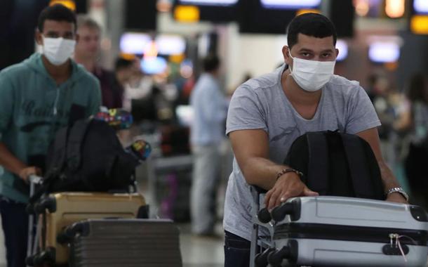Passageiros com máscara em precaução ao coronavírus no Aeroporto de Guarulhos