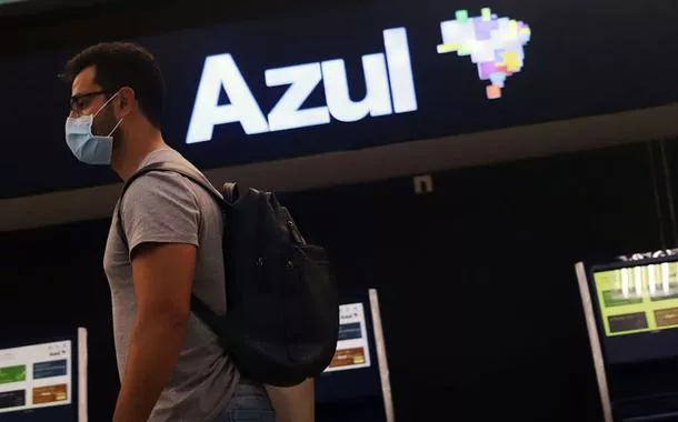 Passageiro usa máscarapalavras cruzadas diretas online grátis coquetelfrente a galpão da Azul