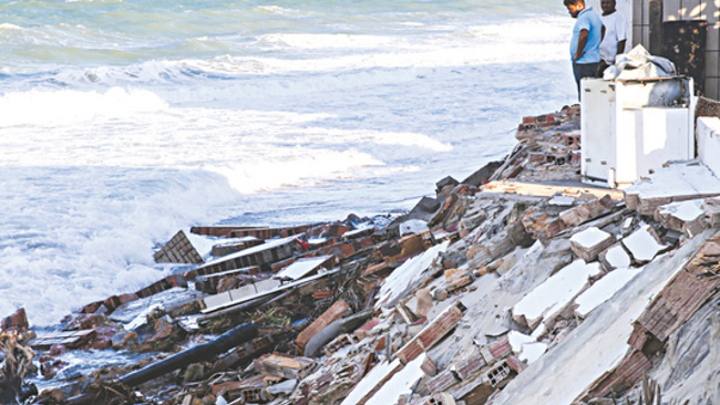 Praia de Icaraí, no Ceará, destruída pela maré