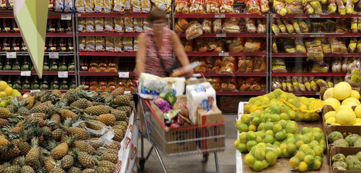 Mulher faz compras em supermercado de São Paulo