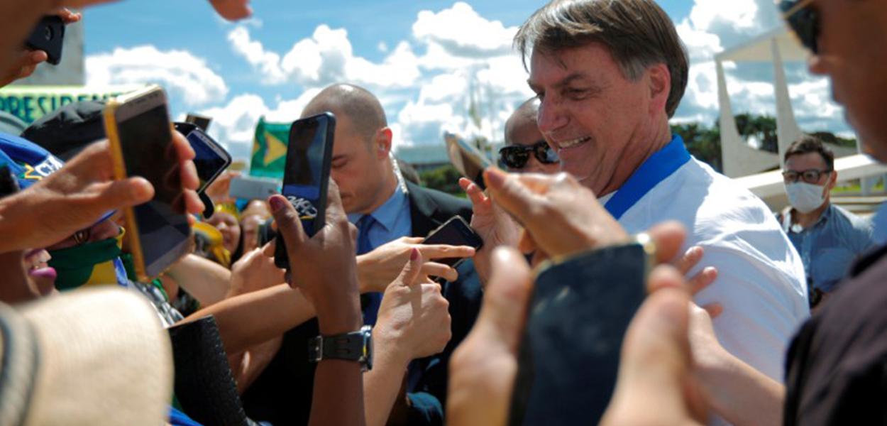 Presidente Jair Bolsonaro cumprimenta apoiadores em frente ao Palácio do Planalto durante manifestação, já em meio à epidemia do coronavírus