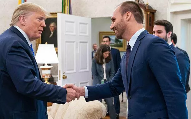 Eduardo Bolsonaro será o responsável por pedir ajuda a Trump para reverter inelegibilidade de Bolsonaro no Brasil