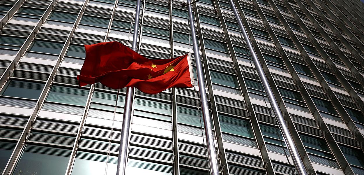Bandeira da China é hasteada em Pequim (Foto: REUTERS/Tingshu Wang) Bandeira da China é hasteada em Pequim