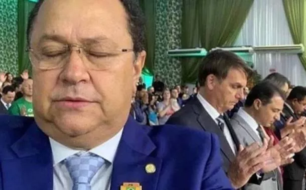 Deputado Silas Câmara tira selfie durante culto com Jair Bolsonaro