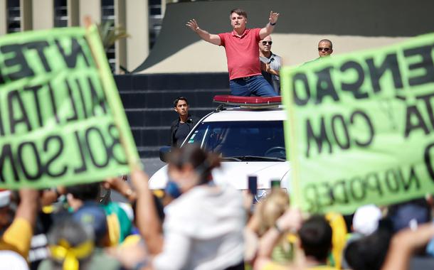 Bolsonaro participa de manifestação