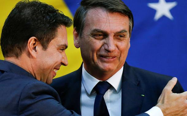 Bolsonaro e Ramagem confraternizam na posse do então novo diretor da Abin 11/07/2019