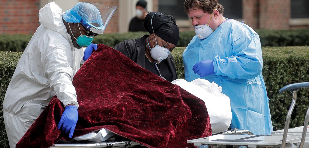 Profissionais de saúde se preparam para transferir o corpo de uma pessoa que morreu no Kingsbrook Jewish Medical Center durante o surto da doença por coronavírus (COVID-19), no bairro de Brooklyn, em Nova York, EUA