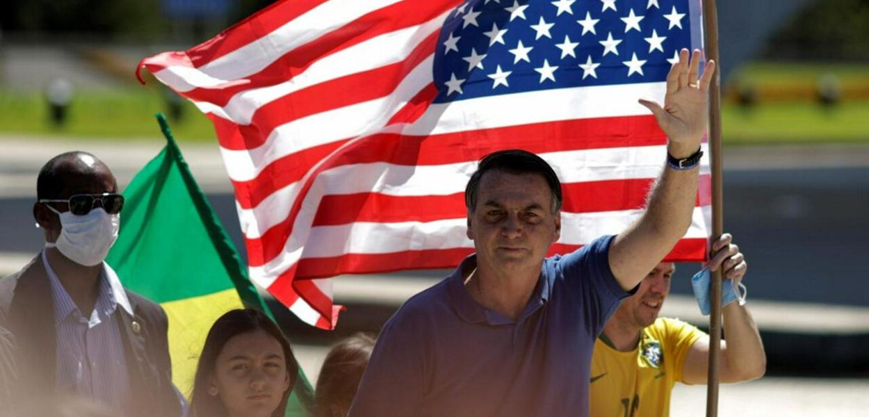 Em manifestação contra a democracia, bolsonaristas levam ao Planalto a bandeira dos EUA