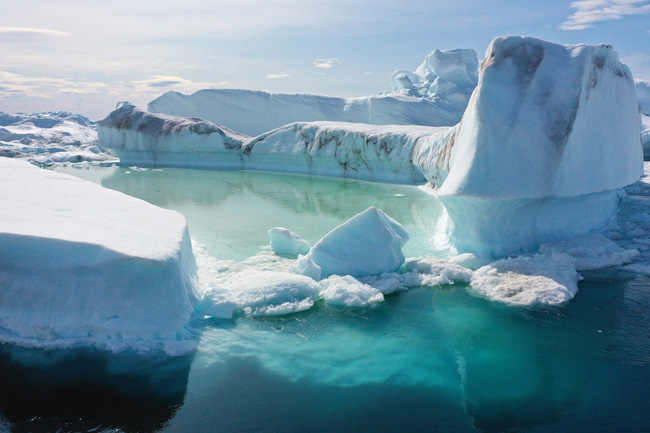 Na Groenlândia, blocos de gelo flutuam nas águas da banquisa derretida.