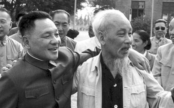Ho Chi Minh (D) ao lado do ex-líder supremo da China Deng Xiaoping (E)