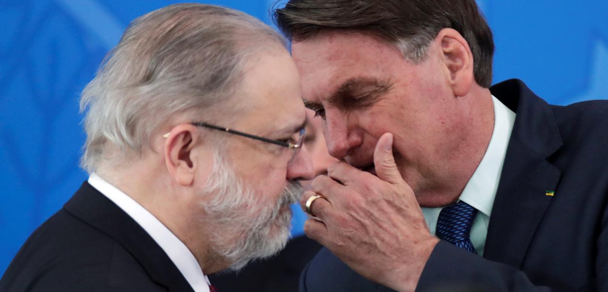 Jair Bolsonaro cochicha com procurador-geral da República, Augusto Aras