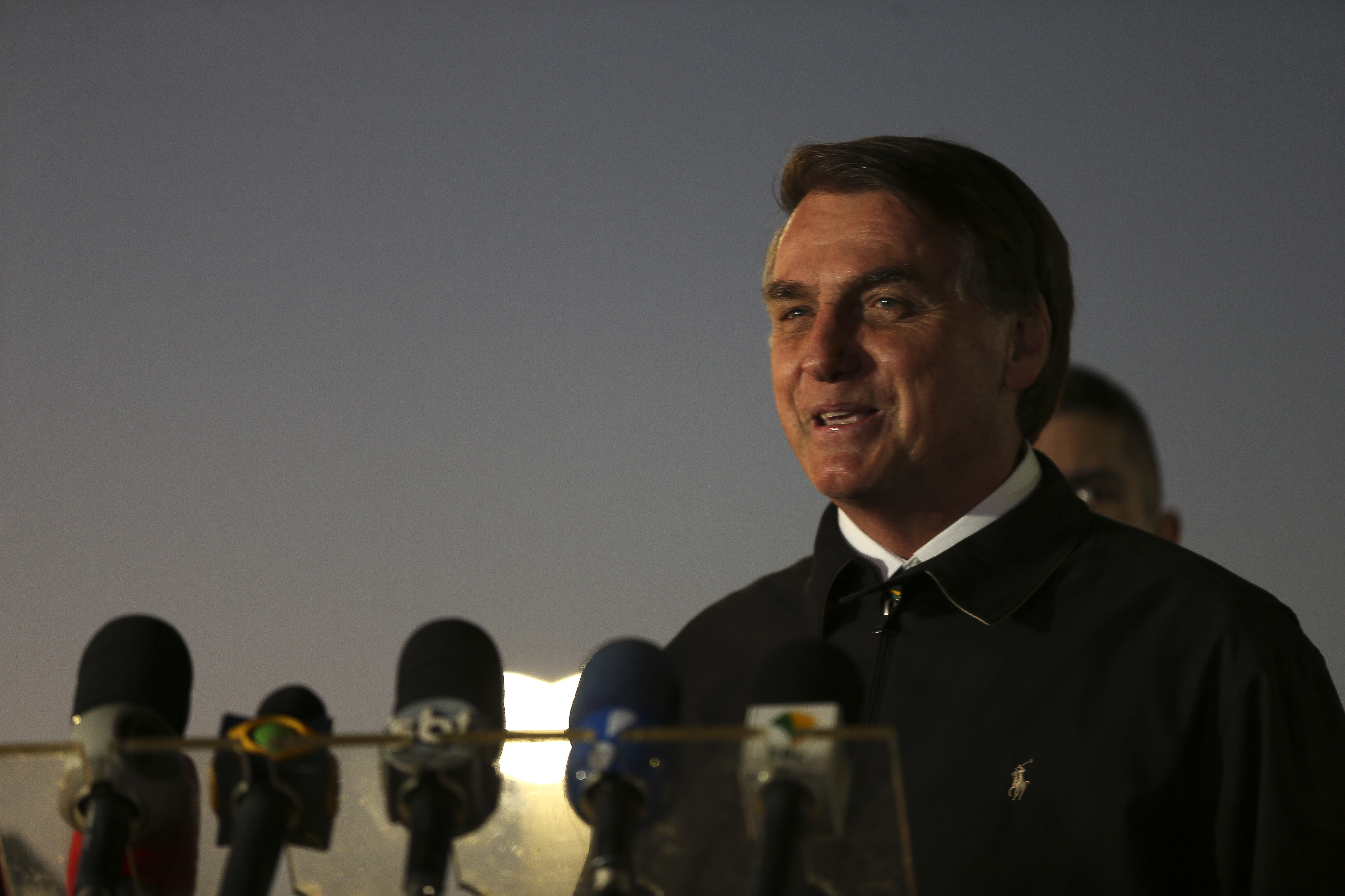 Bolsonaro cumprimenta populares no Palácio da Alvorada