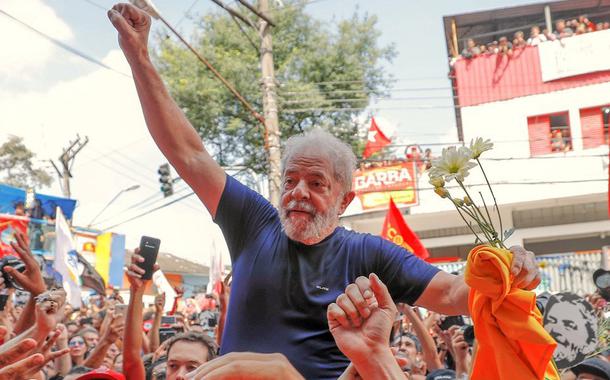 O ex presidente Luiz Inacio Lula da Silva no braço do povo depois da missa e discursos em frente ao sindicato dos metalurgicos no ABC. SP 07 04 2018