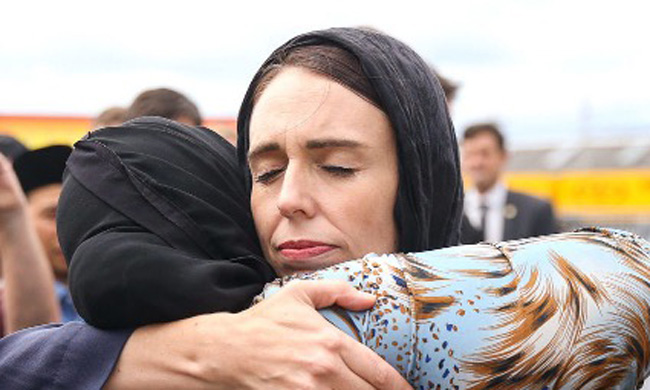 Jacinda abraça muçulmana neozelandesa
