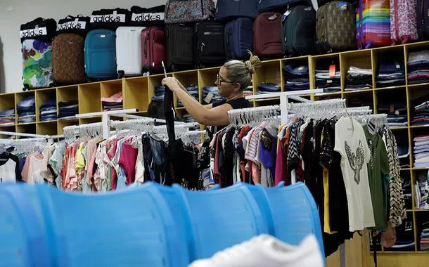 Mulher faz compras em loja de roupas em Luís Eduardo Magalhães (BA)