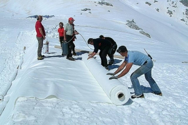 Operários envolvem o glaciar Presena em plástico