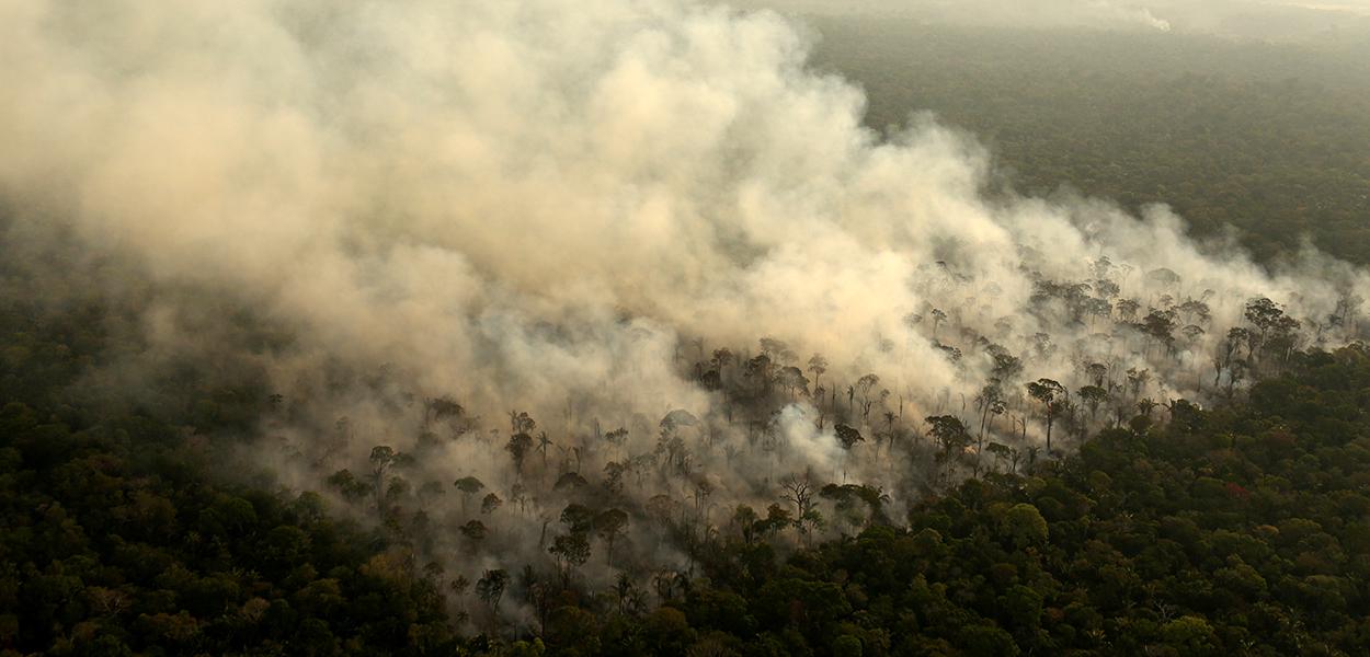 Incêndio em área da floresta amazônica na região de Porto Velho (RO)