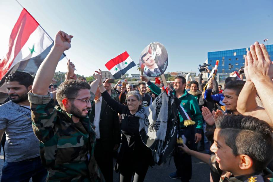 Protesto de sírios em defesa de Bashar Al Assad (Foto: Reuters) Protesto de sírios em defesa de Bashar Al Assad
