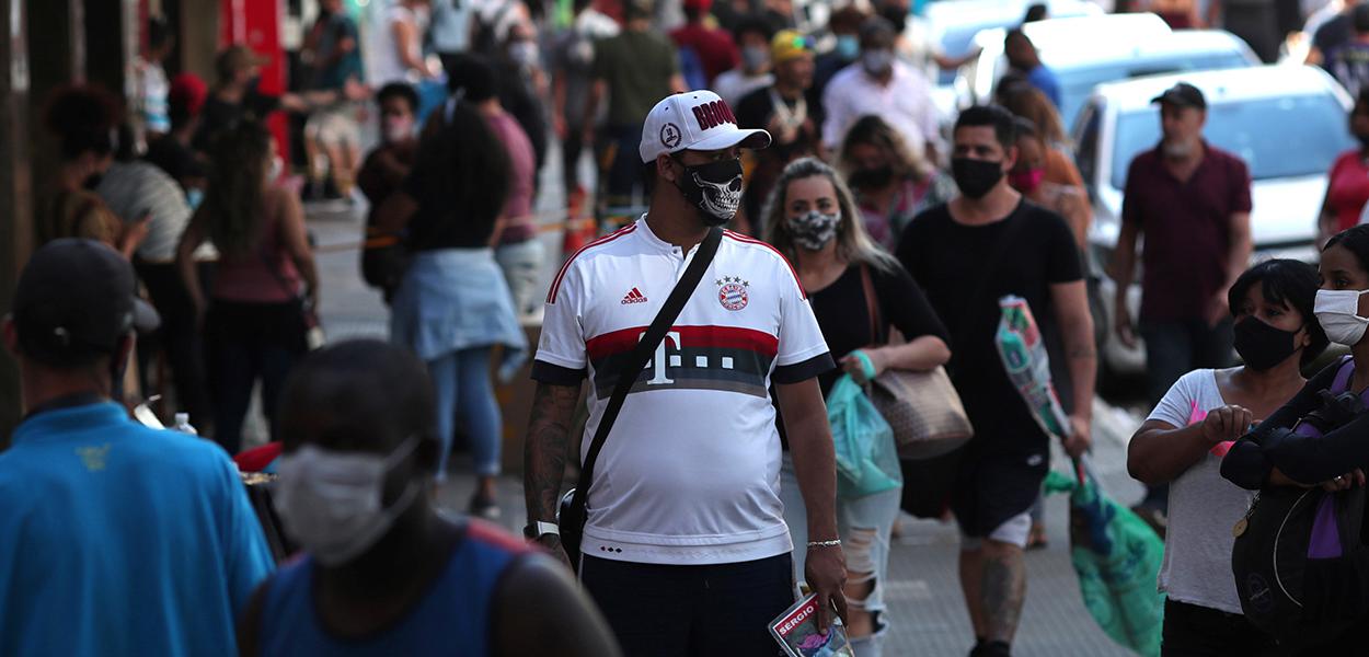 Pessoas com máscaras de proteção contra o coronavírus em região comercial de São Paulo (SP)