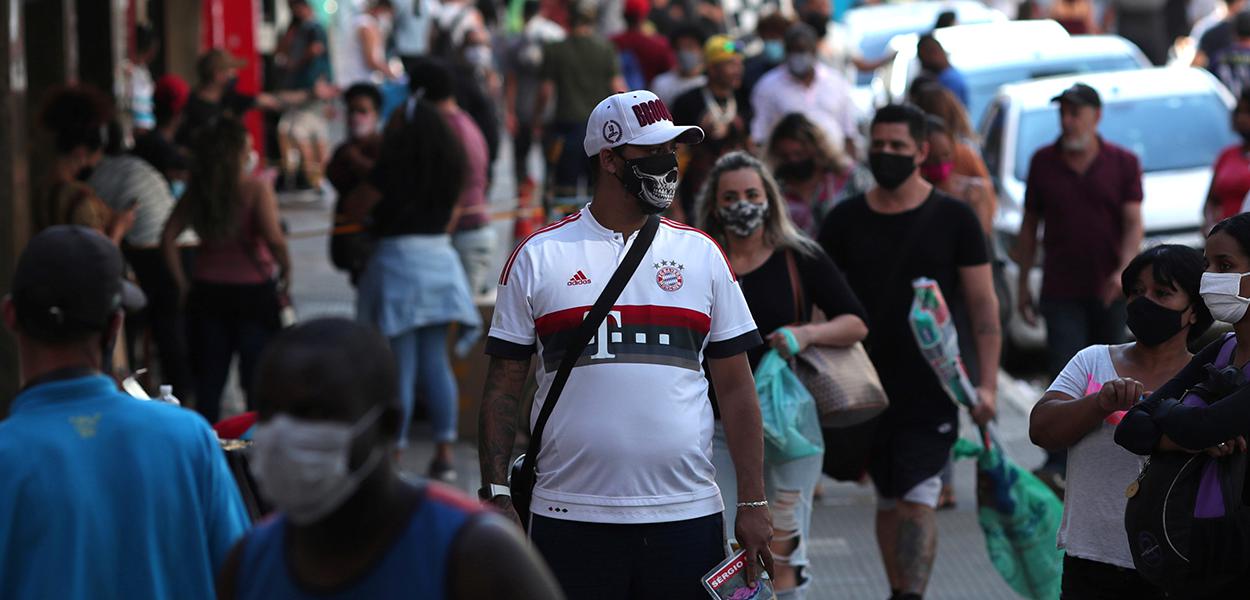 Pessoas com máscaras de proteção contra o coronavírus em região comercial de São Paulo (SP).