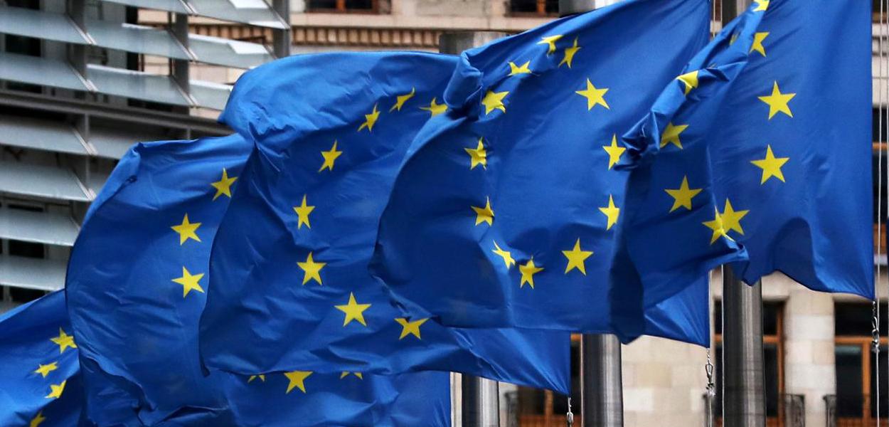 Bandeiras da União Europeia na sede da Comissão Europeia em Bruxelas, na Bélgica 06/03/2019