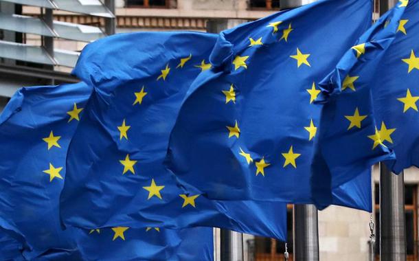 Bandeiras da União Europeia na sede da Comissão Europeia em Bruxelas, na Bélgica 06/03/2019