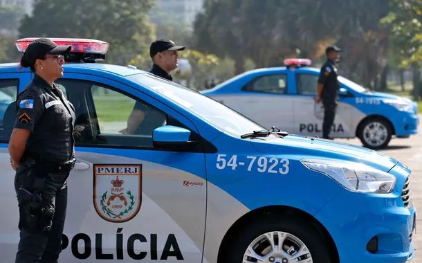 Criminosos sequestram 7 ônibus para fechar rua durante operação policial no Rio de Janeiro