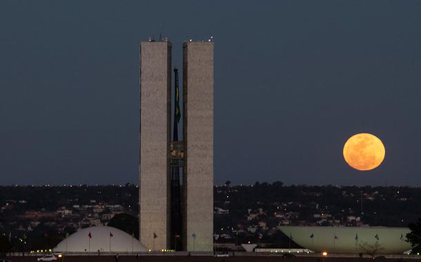 Fachada do Congresso Nacional, a sede das duas Casas do Poder Legislativo brasileiro, em noite de lua cheia. 4 de agosto de 2020