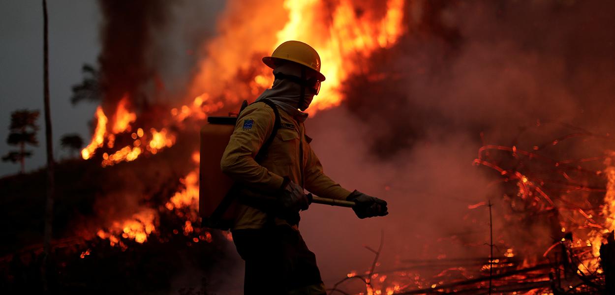 Bombeiro combate foco de incêndio na floresta amazônica, em Apuí (AM) 11/08/2020