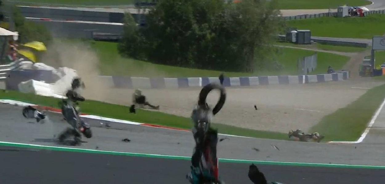 Acidente espetacular marca corrida de MotoGP; pilotos e motos voaram como  bólidos no autódromo da Áustria (vídeo) - Brasil 247