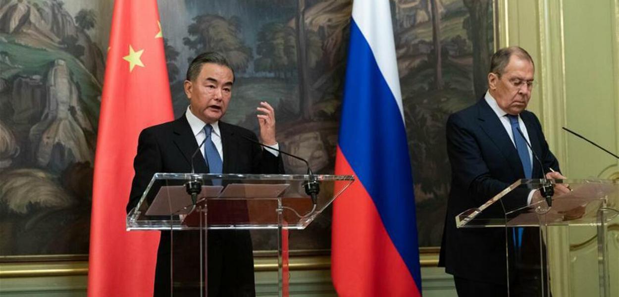 Os chanceleres Wang Yi (China) e Sergei Lavrov (Rússia)