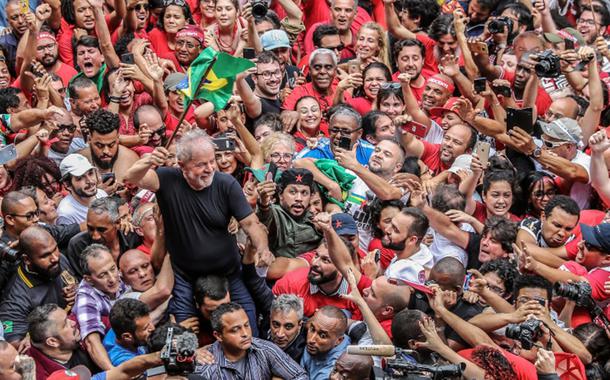 Lula no meio do povo