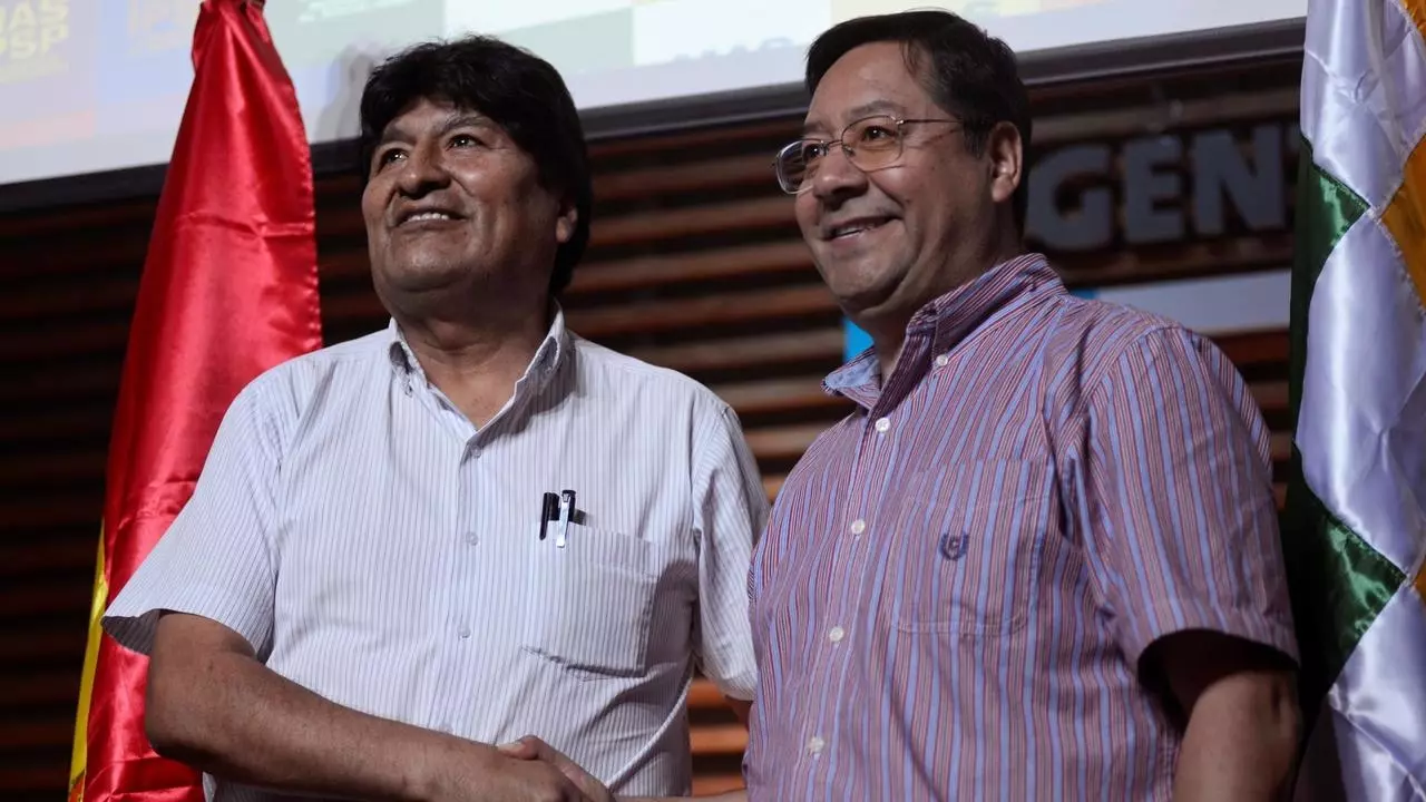 Luis Arce (d), ao lado de Evo Morales, que ele representará na corrida eleitoral boliviana