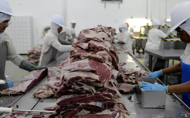 Processamento de carne bovina em frigorífico em Santana de Parnaíba (SP)