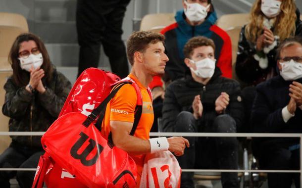 Pablo Carreño Busta deixa quadra em Roland Garros após ser eliminado por Novak Djokovic
