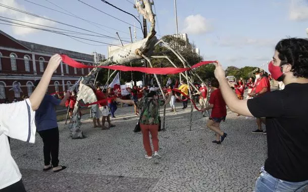Das mãos às fitas, ciranda ganha uma nova performance entre Recife e Rio Capibaribe