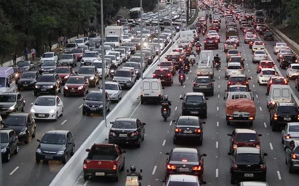 Trânsito lento nos dois sentidos da avenida 23 de maio.
