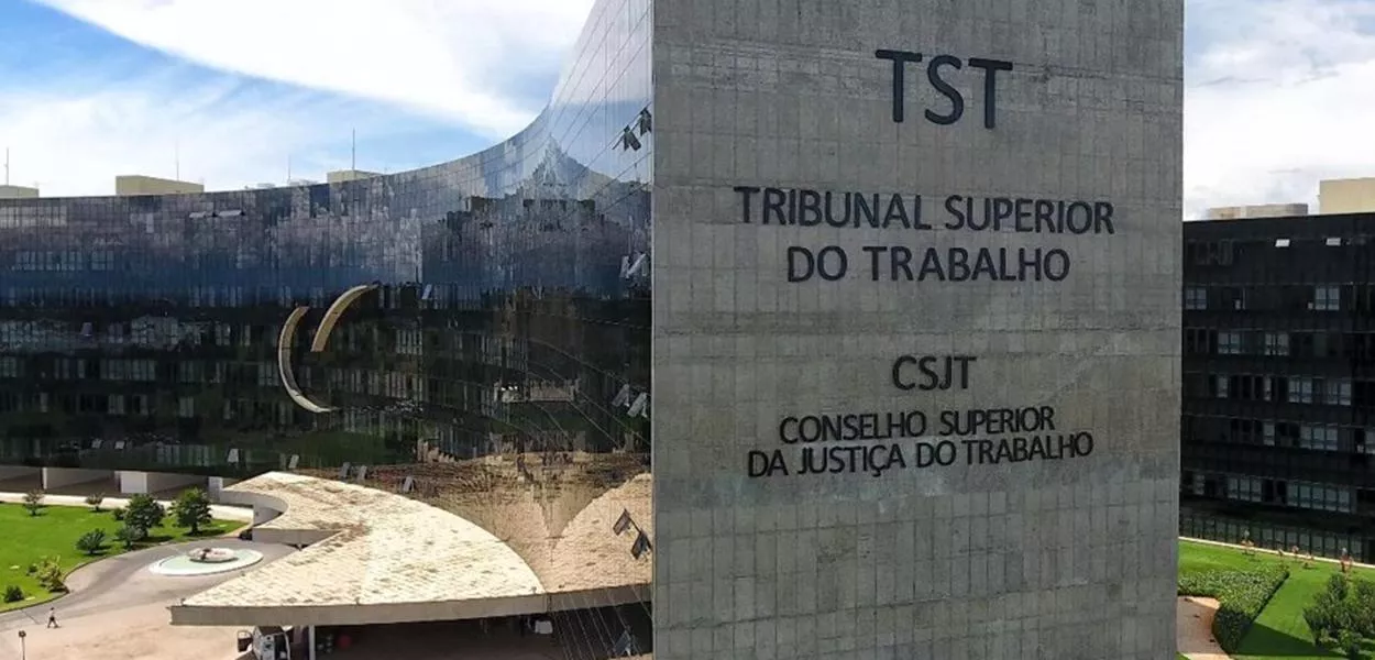 TST reconhece etarismo em demissão de funcionária que era aposentada