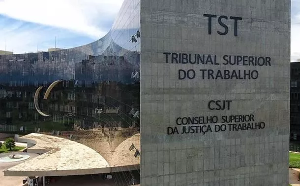 TST reconhece etarismo em demissão de funcionária que era aposentada