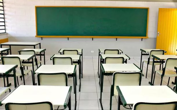 Cai percentual de estudantes que frequentam série escolar adequada
