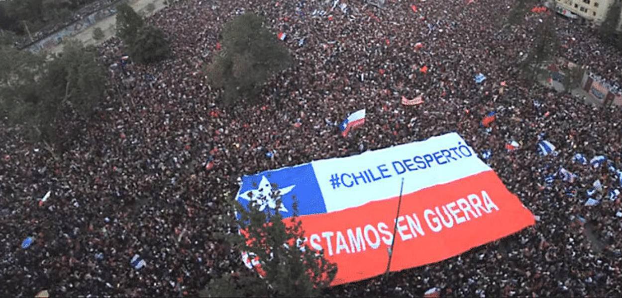 O CHILE ACORDOU. O povo luta nas ruas contra o…