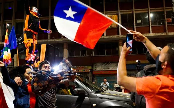 Comemoração de chilenos nas ruas após referendo: nova Constituição será escrita por civis eleitos