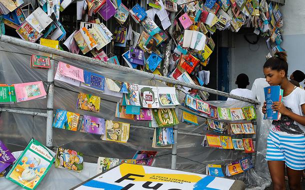 Rio de Janeiro - Crianças da comunidade escolhem livros na abertura da quarta edição da Festa Literária das Periferias (Flupp) (Tomaz Silva/Agência Brasil)