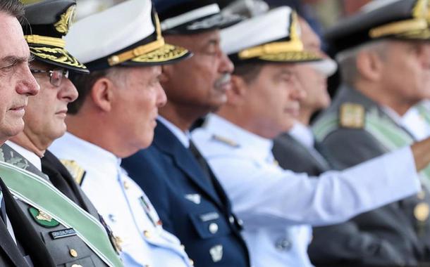 Jair Bolsonaro e militares durante Cerimônia Comemorativa do Dia do Exército, em 2019