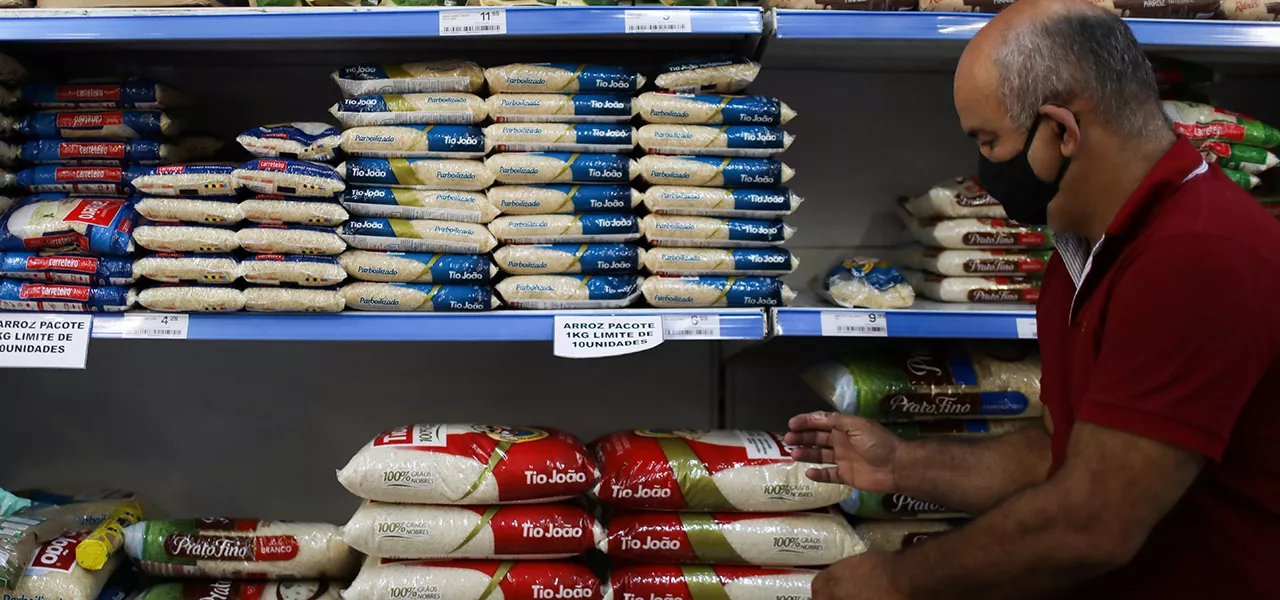 Consumidor faz compras em supermercado do Rio de Janeiro