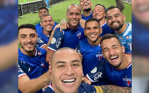 Wellington Paulista comemora o centésimo gol com selfie