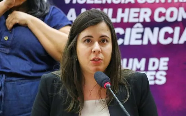 Sâmia Bomfim apresenta projetos de lei para criminalizar médicos que recusarem aborto legal e garantir acesso ao procedimento