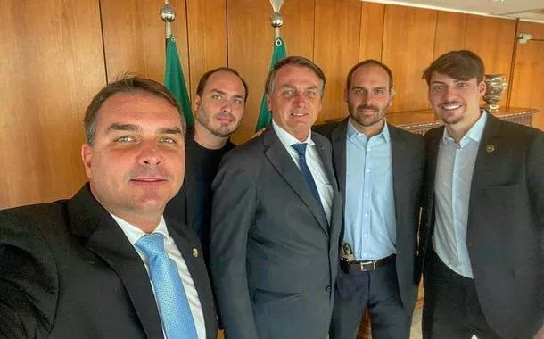 Flávio, Carlos, Jair, Eduardo (armado) e Renan. Família Bolsonaro