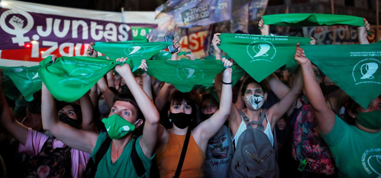 Imagem de pessoas que apoiam a descriminalização do aborto do lado de fora do Congresso argentino, em 11 de dezembro de 2020